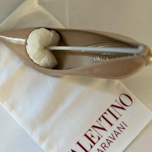 Valentino women size 7 color tan, lightly used - Picture 3 of 7